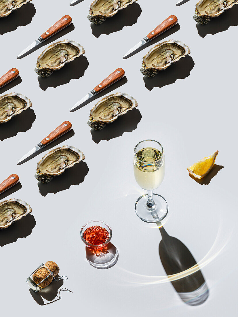 Offene Auster Fin de Claire und Champagner auf grauem Hintergrund Muster