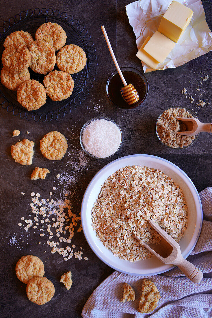 Traditionelle australische Anzac-Kekse, hergestellt aus Haferflocken, Kokosnuss, goldenem Sirup und braunem Zucker