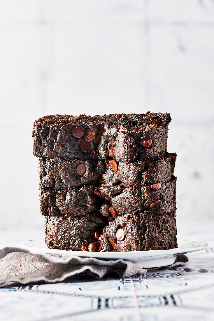 Veganes Schokoladen-Tahini-Bananenbrot auf weißem Teller