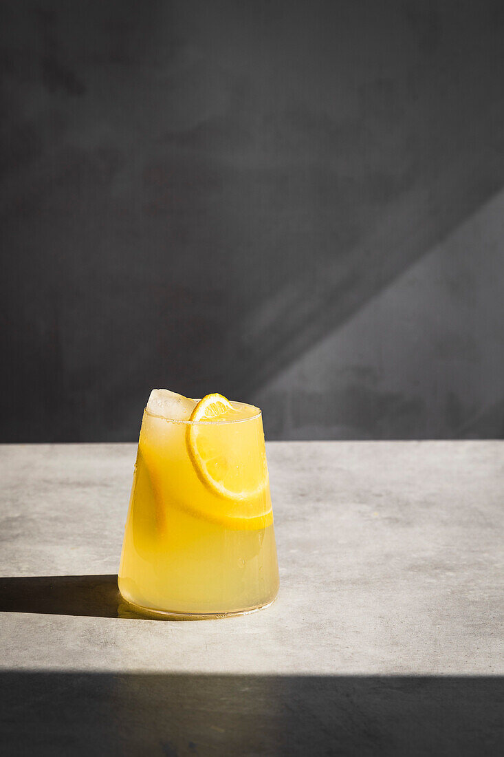 Hausgemachte Limonade mit Eis und Zitronenscheiben in einem Glas