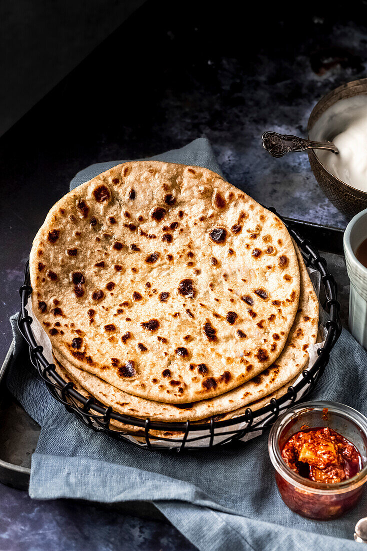 Gefülltes Aloo paratha Indisches Kartoffelfladenbrot