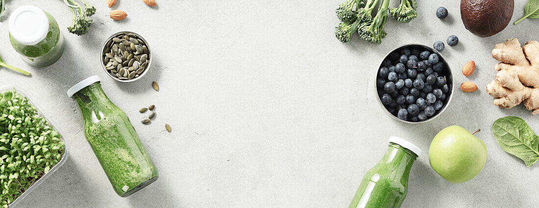 Vegetarische vegane gesunde Zutaten und grüner Smoothie auf grauem Stein Hintergrund. Gesunde Ernährung, umweltfreundlich, Null-Abfall-Konzept-Banner