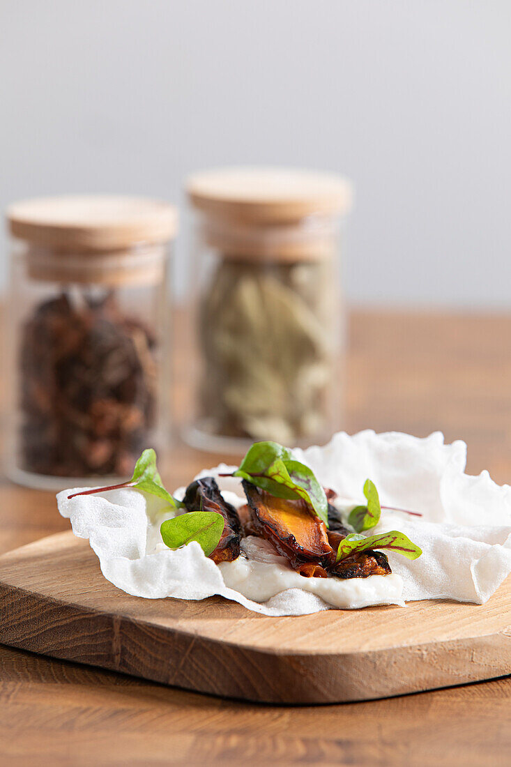 Reispapier-Taco mit geschlagenem Tofu, geräuchertem Pastinaken-Tofu, geräucherten Pastinaken