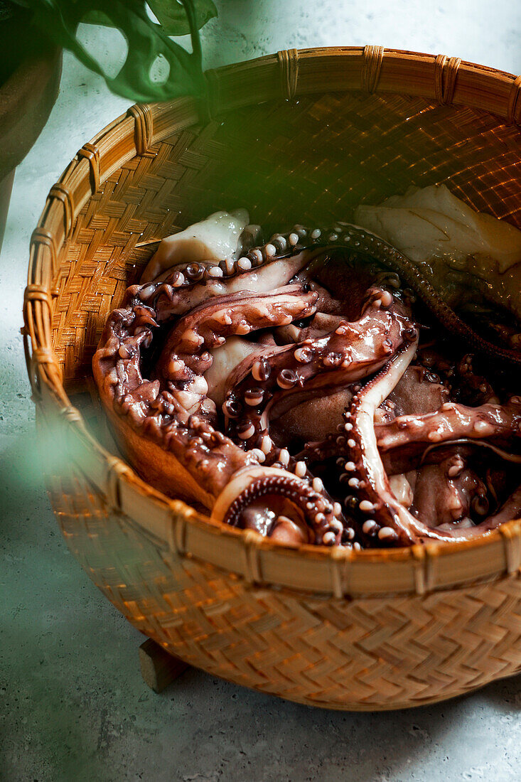 Gedämpfter Oktopus im Bambusdämpfer, asiatischer Stil