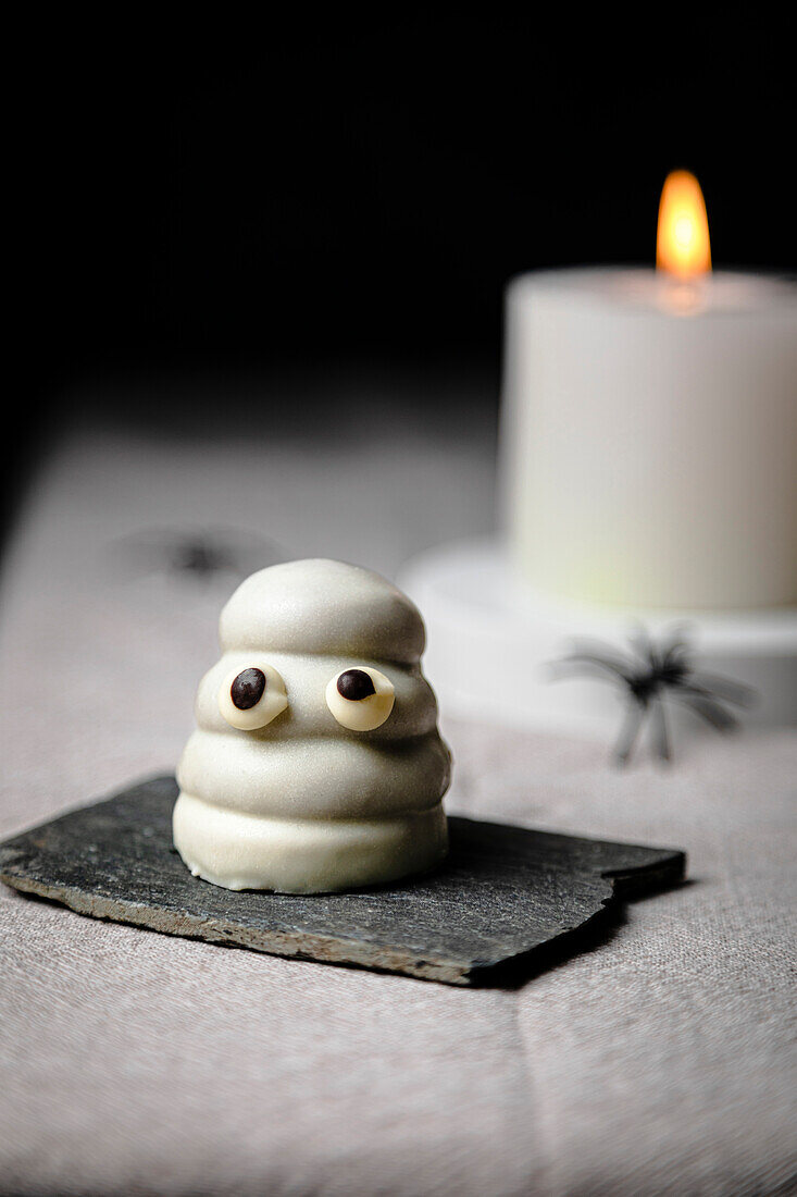 Ghost candy over the table for Halloween; made with biscuits, dulce de leche and white chocolate icing.