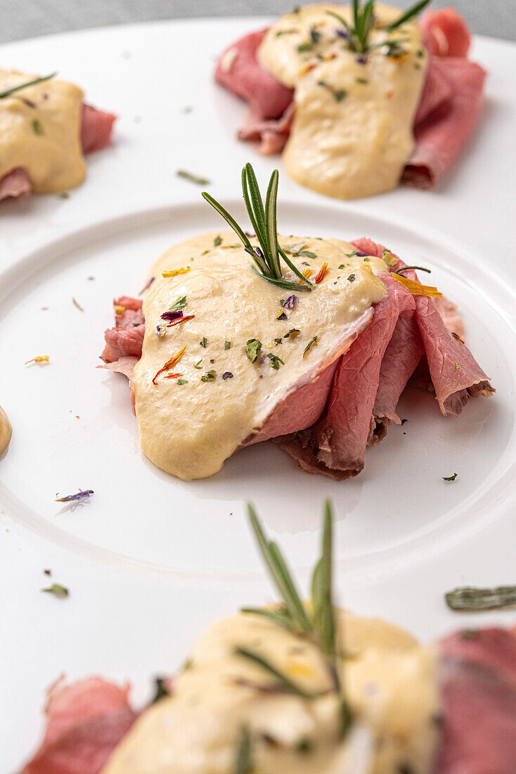 Kalbfleisch mit Thunfischsoße