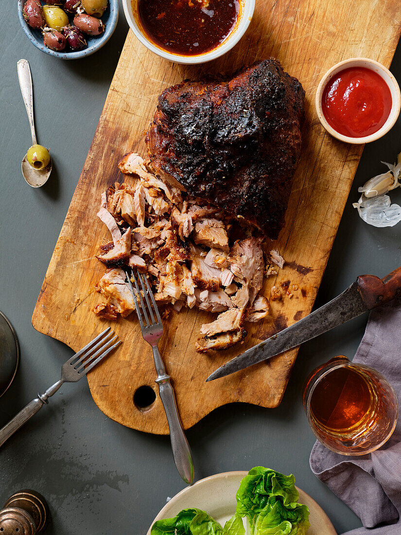 Abendessen mit Pulled Pork, Kartoffeln und Salat