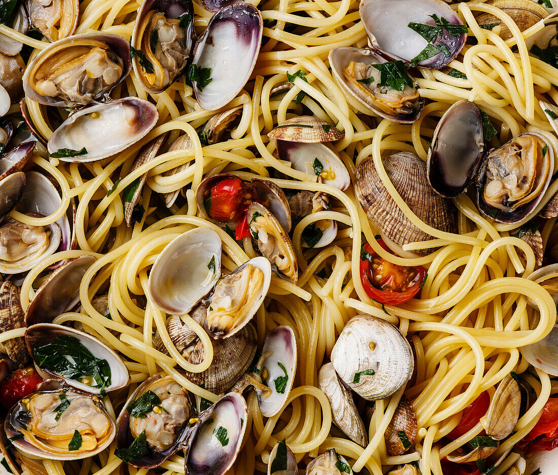 Spaghetti alle Vongole mussels pasta with tomatoes and parsley close-up