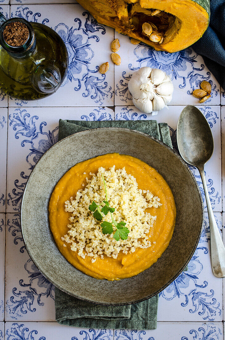 Kürbissuppe mit würzigem Bulgur