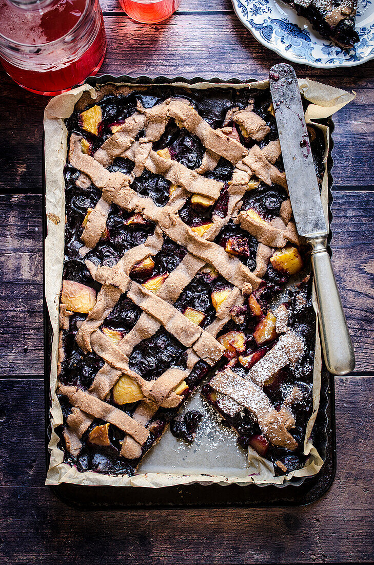 Blaubeer-Pfirsich-Kuchen in einem Backblech