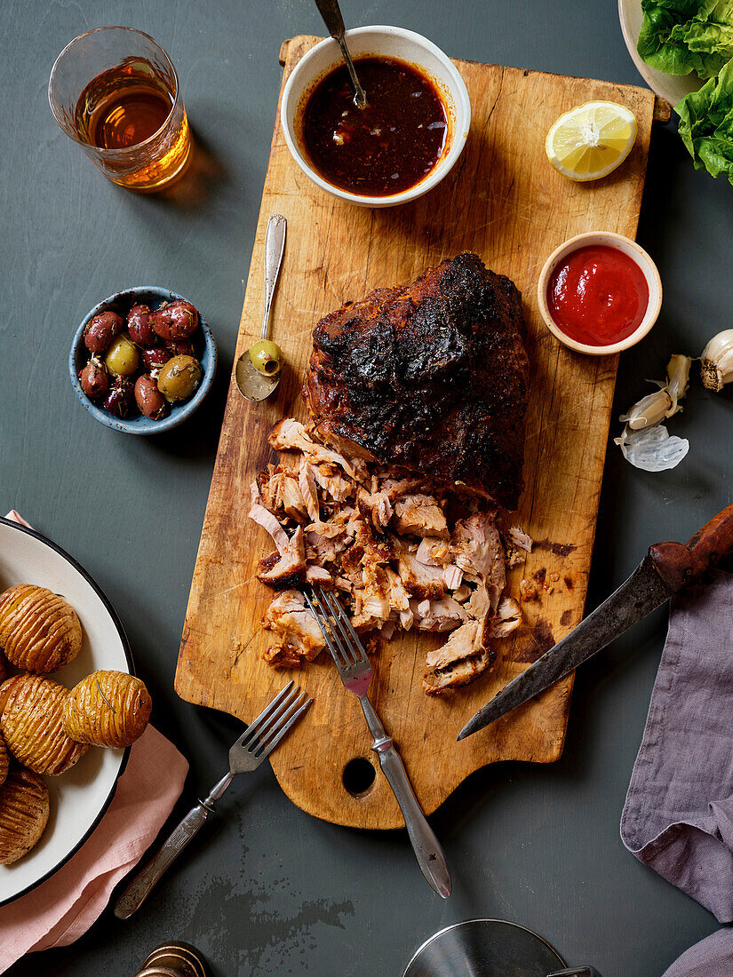 Abendessen mit Pulled Pork, Kartoffeln und Salat