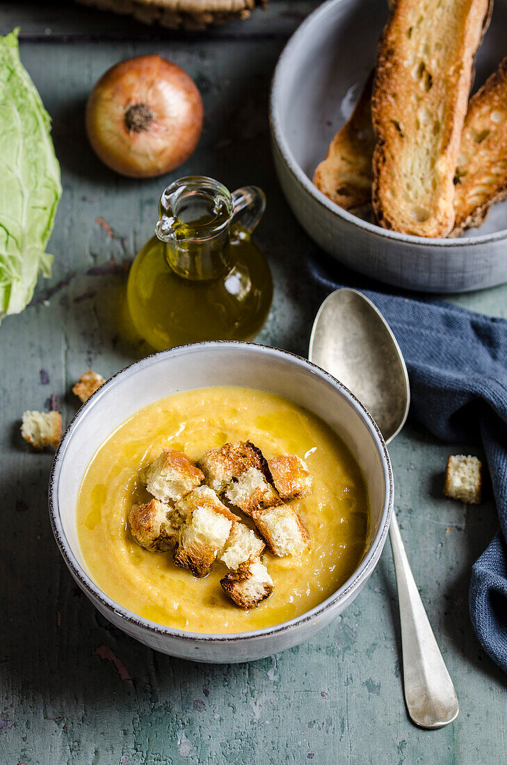 Kartoffel-Kohlsuppe mit Croutons