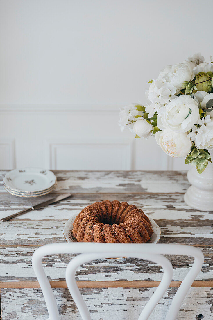 Bundt Cake auf einem Holztisch