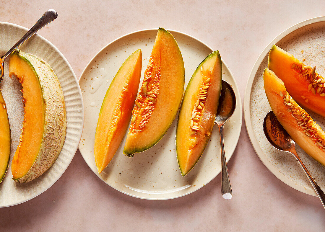 Cantaloupe-Melonen-Scheiben auf Tellern