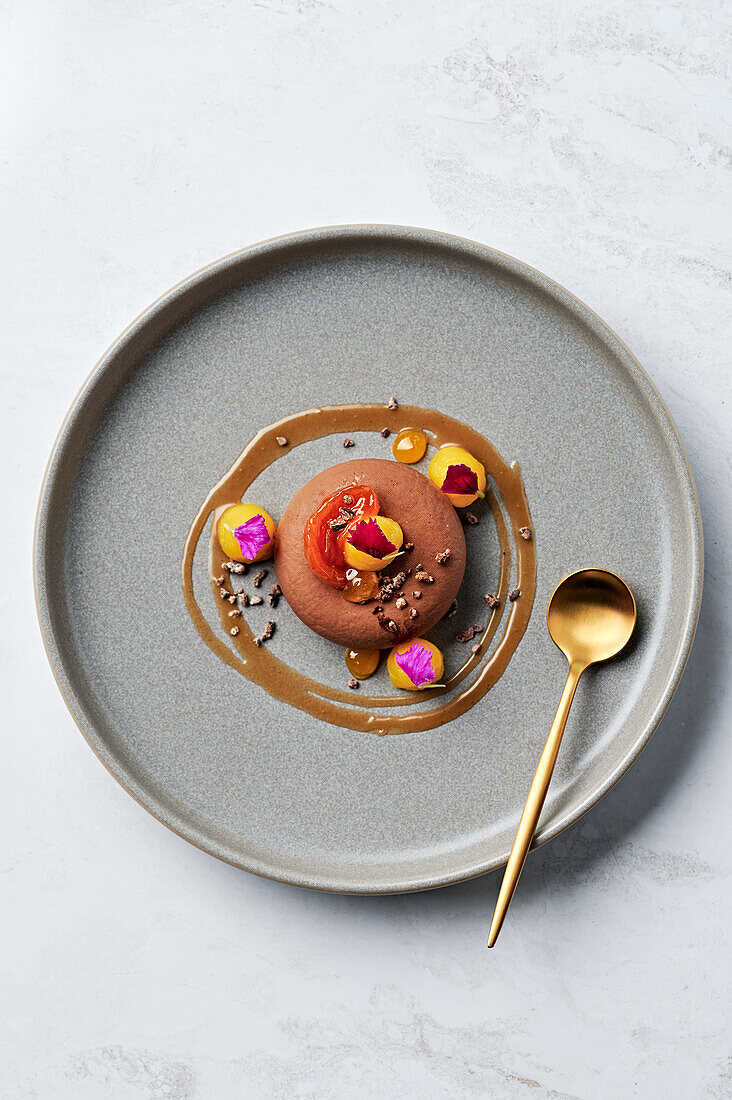 Milchfreie Mousse au Chocolat, Mandarinenquark, gesalzenes Karamell, Kakaonibs-Praline