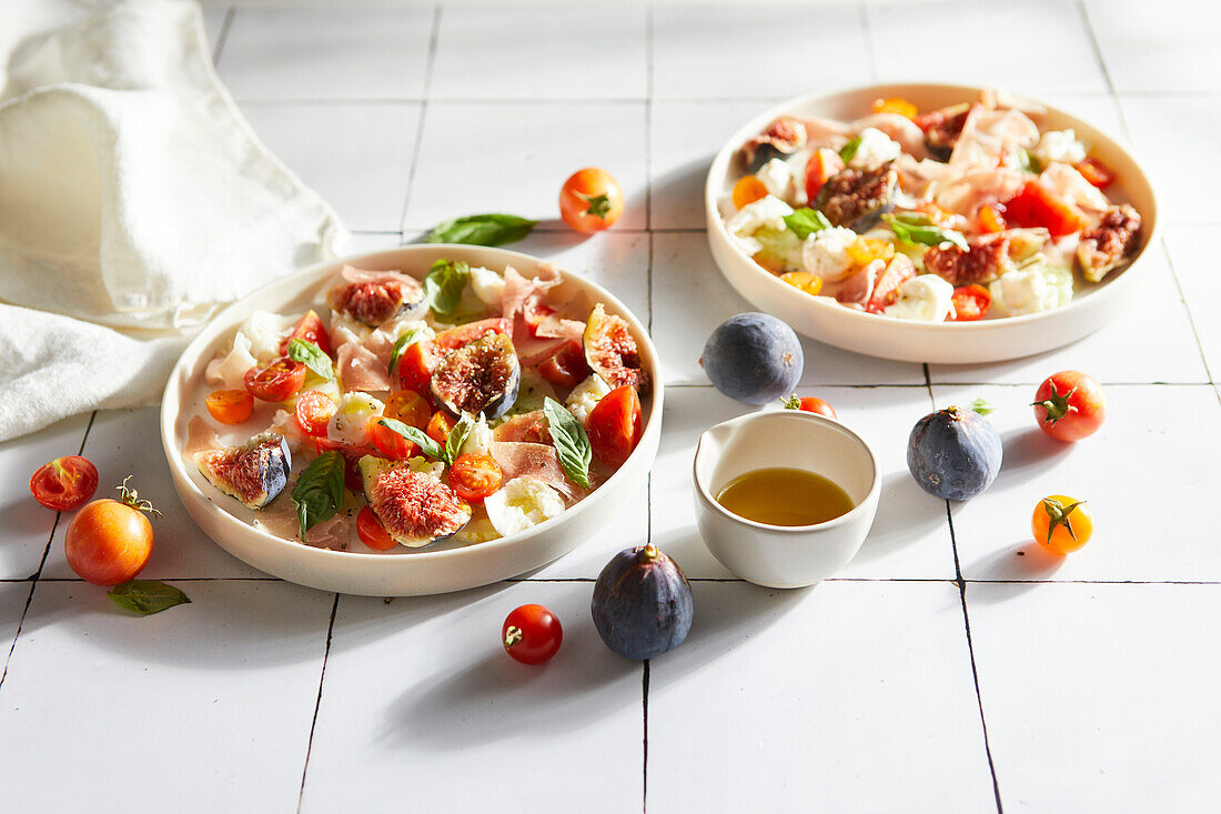 Salat aus Feigen, Proscuitto, Tomaten und Mozzarella