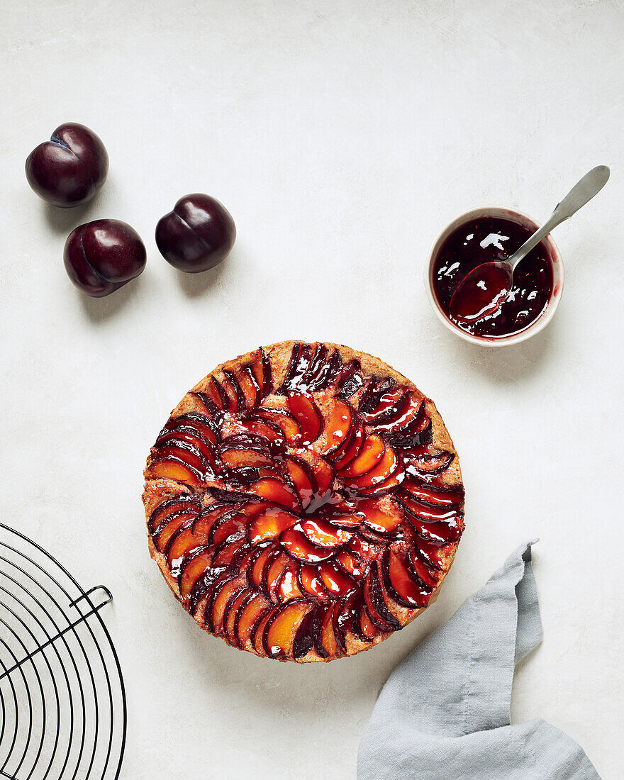 Pflaumen-Mandel-Kuchen mit Marmelade