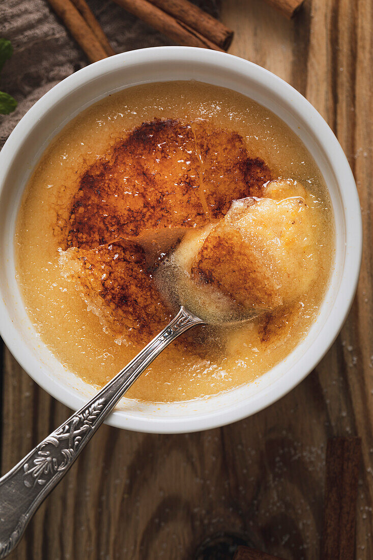 Crema Catalana Spanischer Custard auf einer hölzernen Küchenplatte