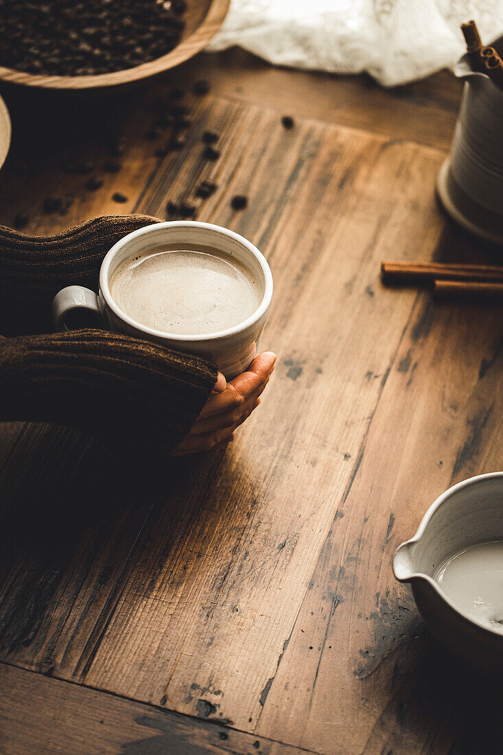 Milchkaffee in einer rustikalen Küche