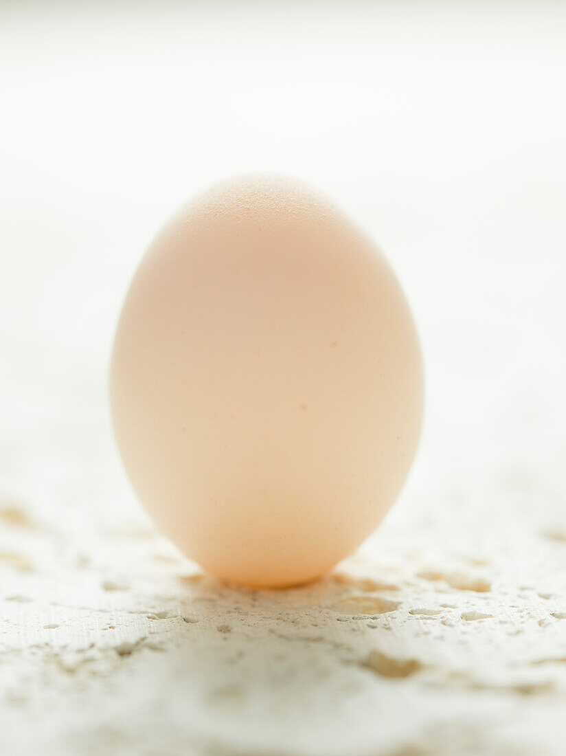 Ei auf einem steinernen Hintergrund