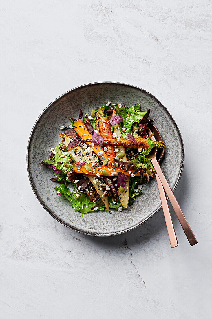 Mit Kreuzkümmel geröstete Karotten, Mesclun, gepuffter Buchweizen und Supersaatmischung, Honig-Zitronen-Vinaigrette