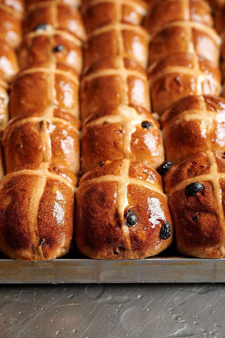 Tablett mit glasierten Obstbrötchen aus Hefe und Sauerteig