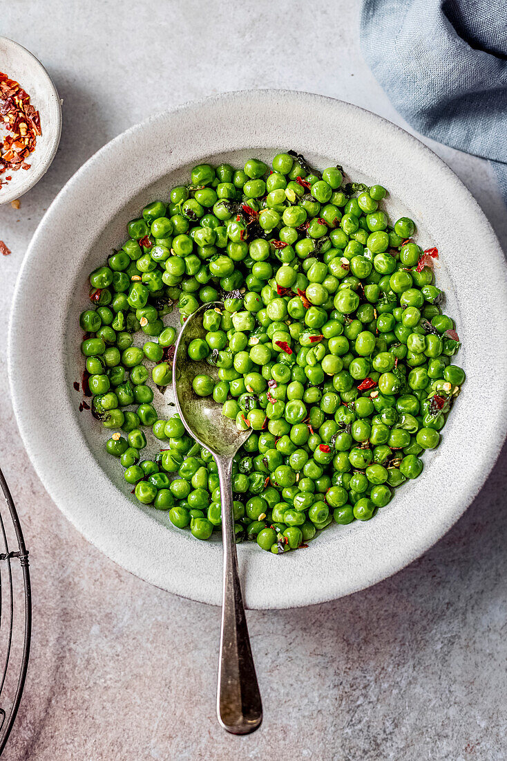 Macho peas as a side dish in a serving bowl