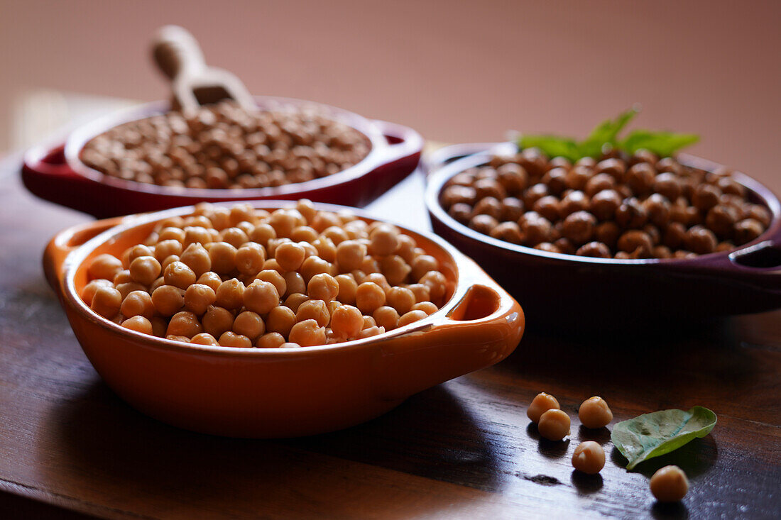 Drei getrocknete, gekochte und geröstete ballaststoff- und proteinreiche Hülsenfrüchte, Kichererbsen