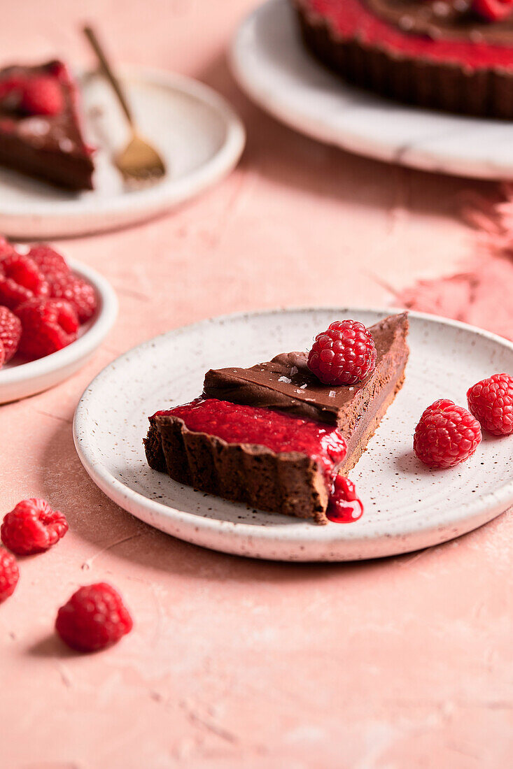 Schokoladen-Himbeer-Torte auf rosa Hintergrund