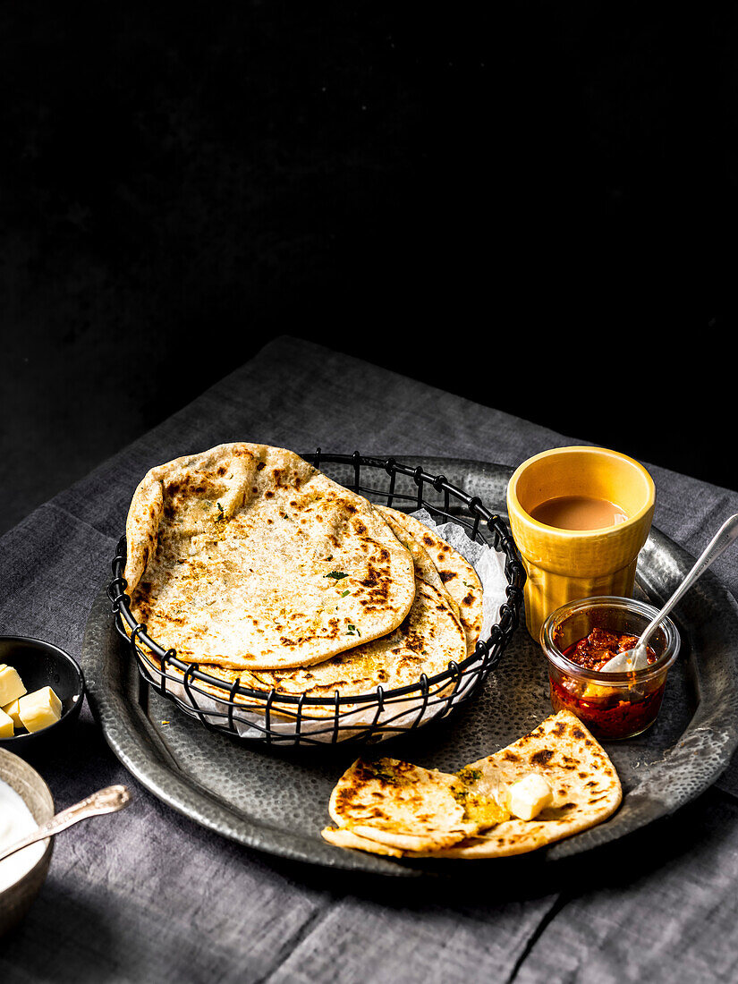 Flache Platte mit gefülltem Aloo paratha Indisches Kartoffelfladenbrot