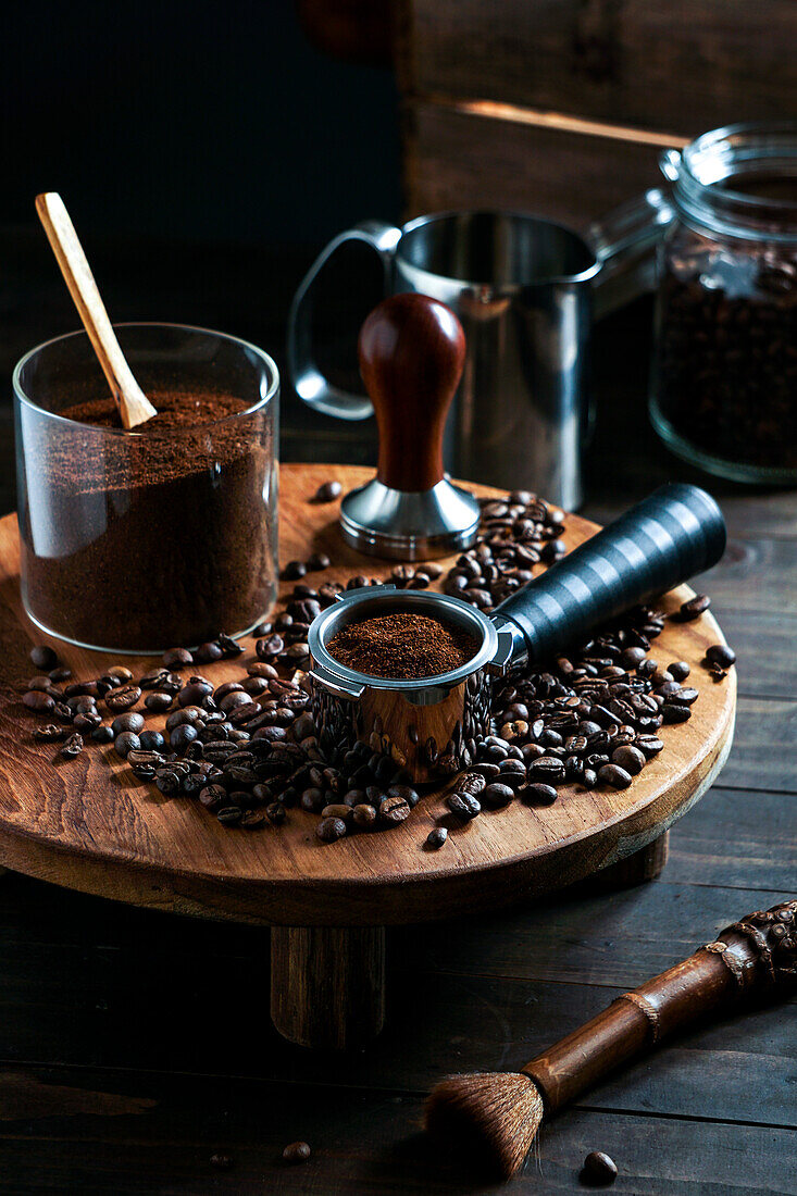 Tamper-Kaffee und Kaffeepresse, dunkler Hintergrund