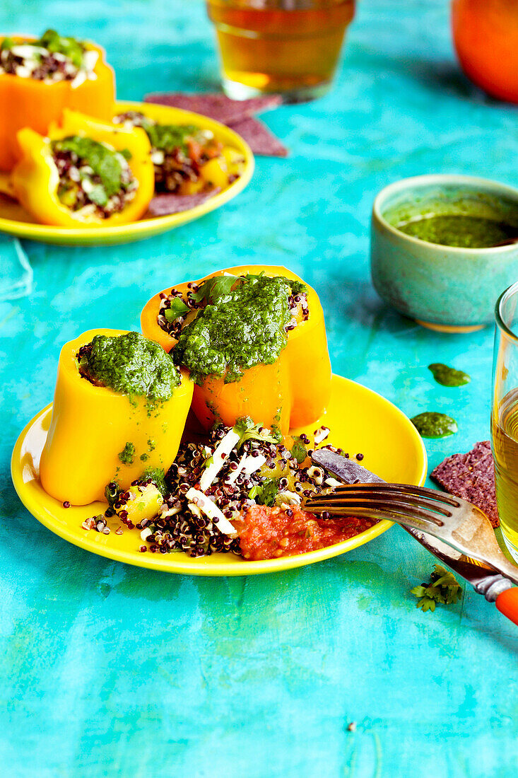 Gefüllte Mini-Paprikaschoten mit schwarzem Quinoa