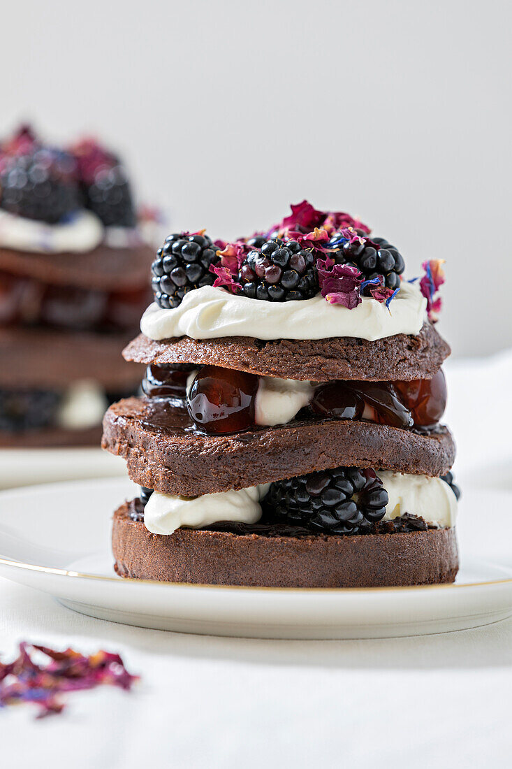 Schwarzwälder Kirschtorte mit Schichten von Schokoladenkuchen, Kirschen und Schlagsahne