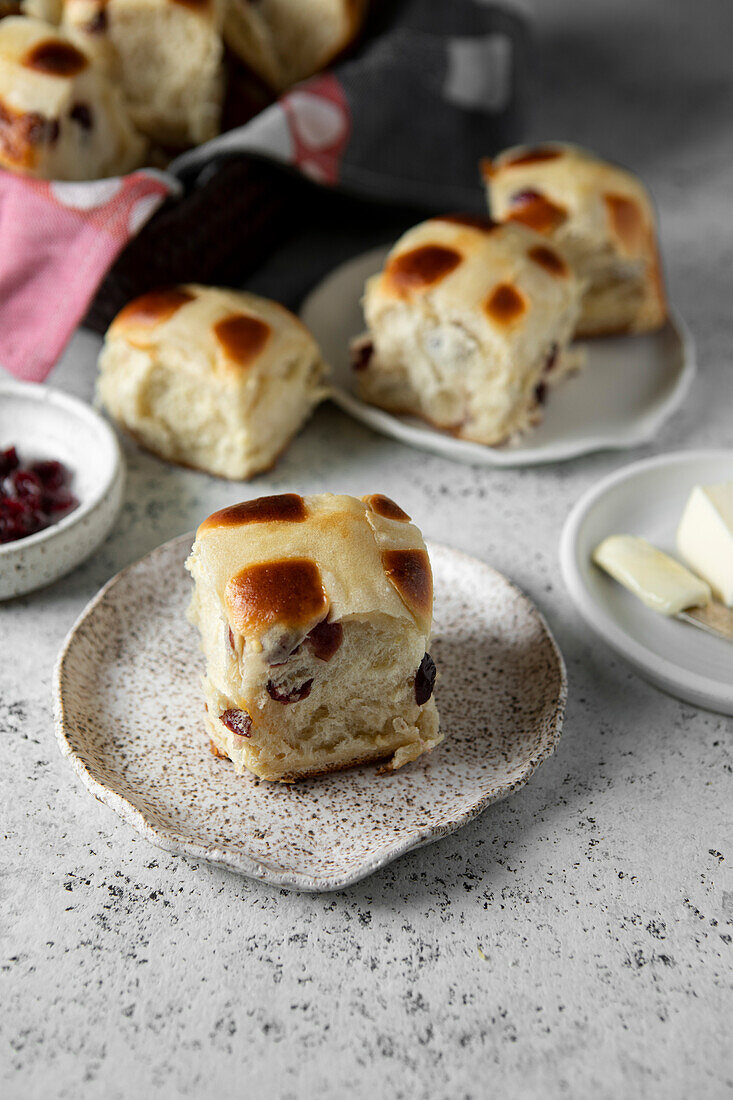 Frische heiße Cranberry-Hot-Cross-Brötchen