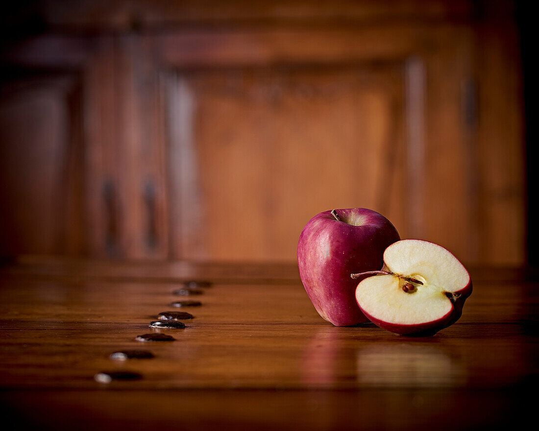 Apfel auf Holztisch mit geschnittenem Apfel