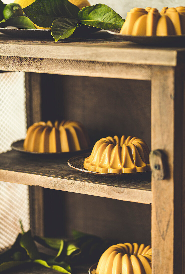 Zitronen-Panna-Cotta, runde Desserts auf einem Regal