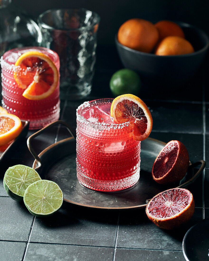 Blutorangen-Margaritas mit Limetten