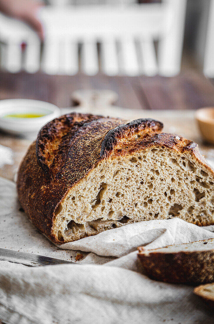 Ein Laib Sauerteigbrot