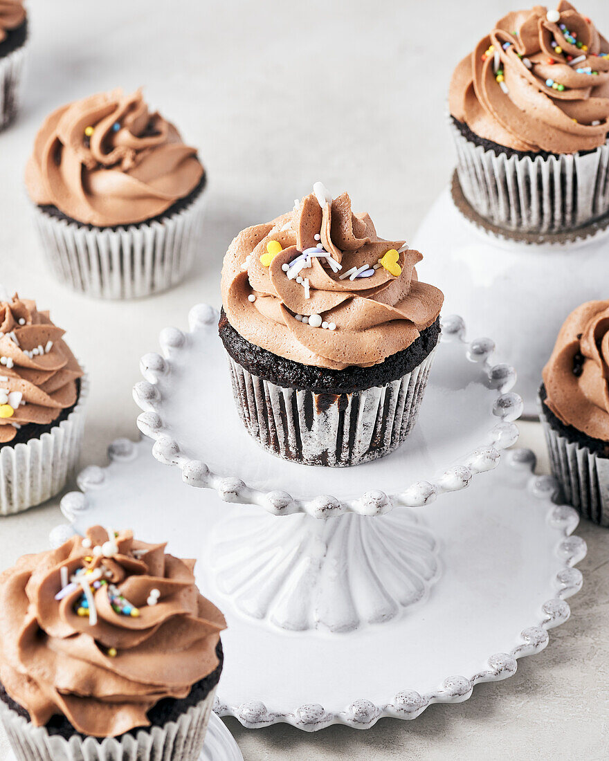 Vegane Schokoladen-Feigen-Cupcakes mit weißem Cupcake-Ständer