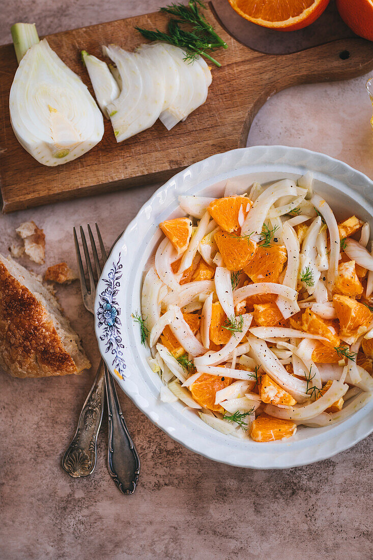 Roher Fenchel- und Orangensalat, serviert in einer Keramikschale