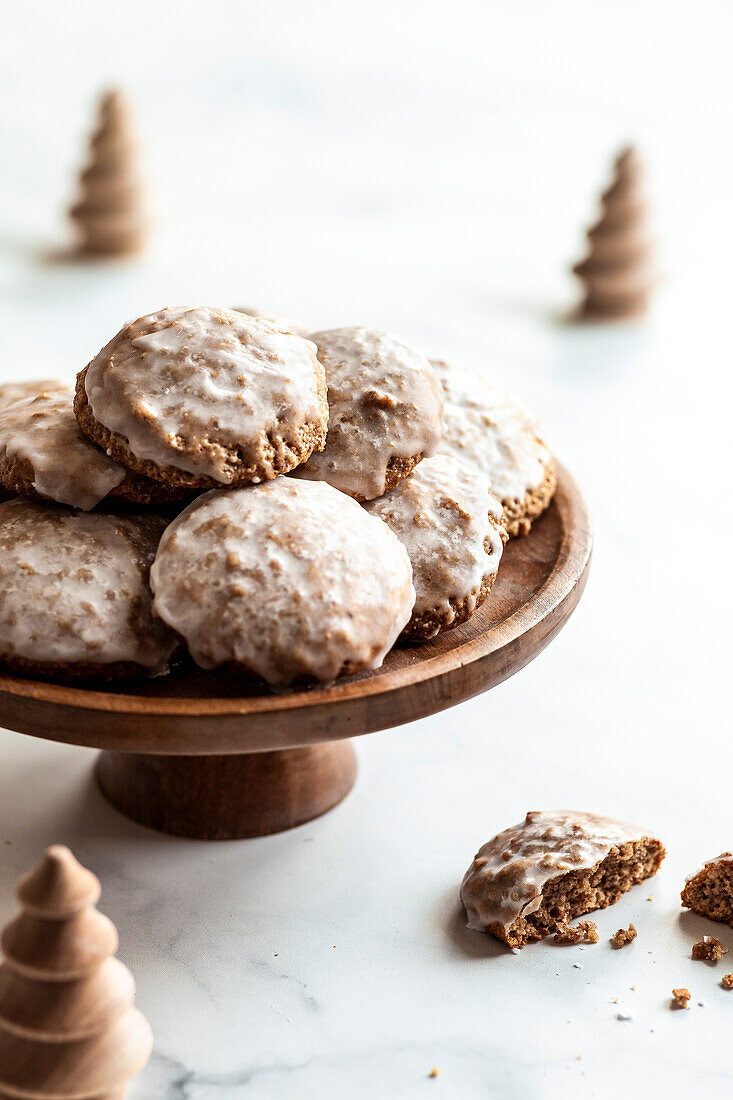 Deutsche Lebkuchen-Plätzchen auf einer Holzkuchenplatte