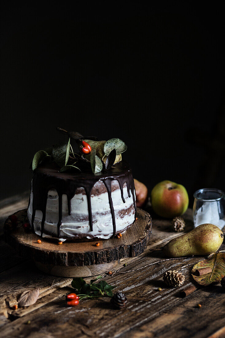 Birnen- und Schokoladenkuchen in einer rustikalen Küche