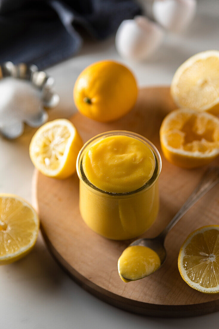 Hausgemachter Lemon Curd im Glas