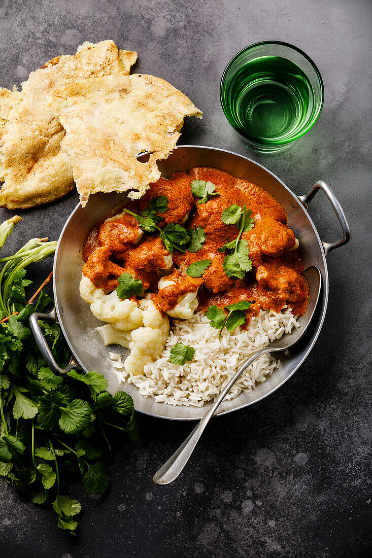 Blumenkohl-Curry und Reis auf grauem Hintergrund