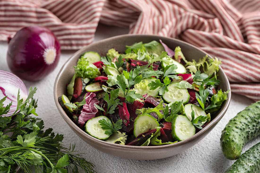 Gurken- und Rote-Bete-Salat in einer Schüssel