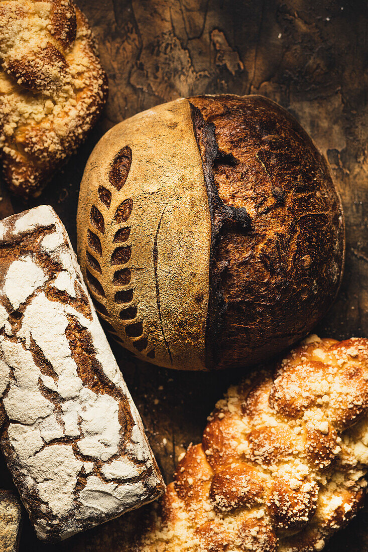 Frisches, hausgemachtes, rustikales Brot in einer Küche