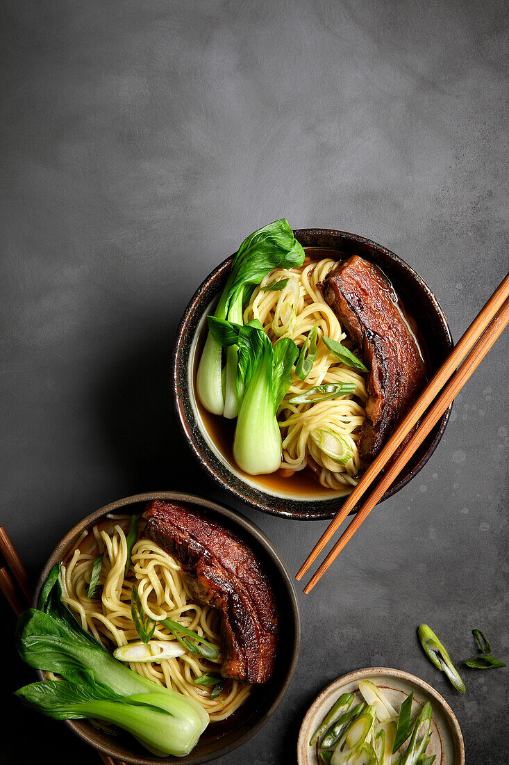 Ramen, Schweinebauch und Bok Choy mit schwarzem Hintergrund