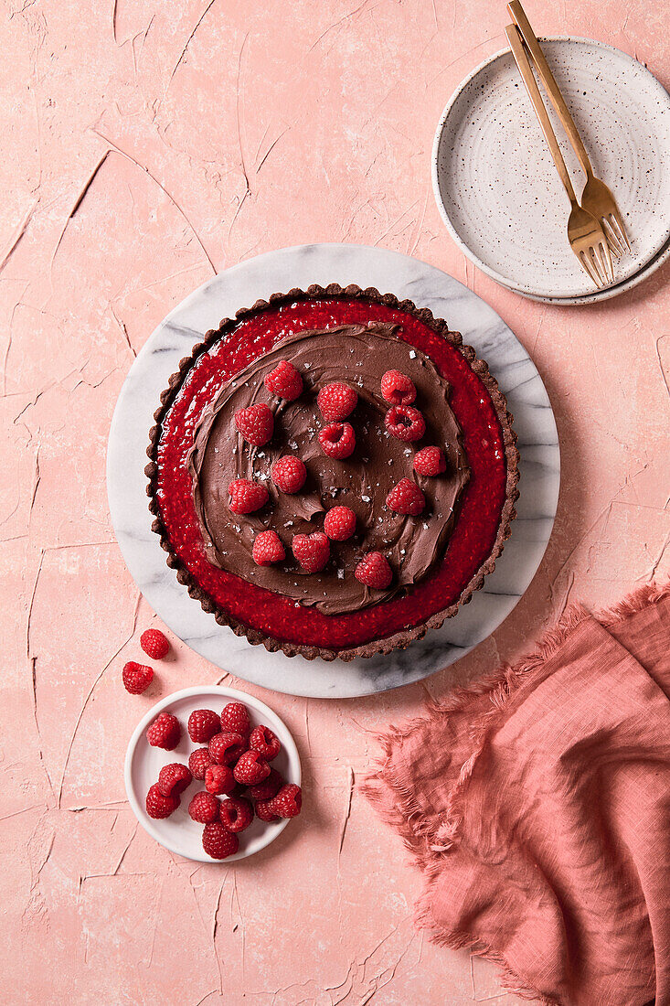 Schokoladen-Himbeer-Torte auf rosa Hintergrund