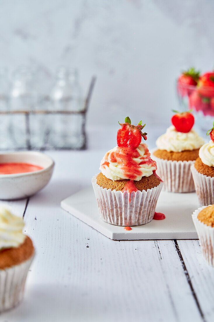 Erdbeer-Cupcakes mit Frischkäseglasur und Coulis