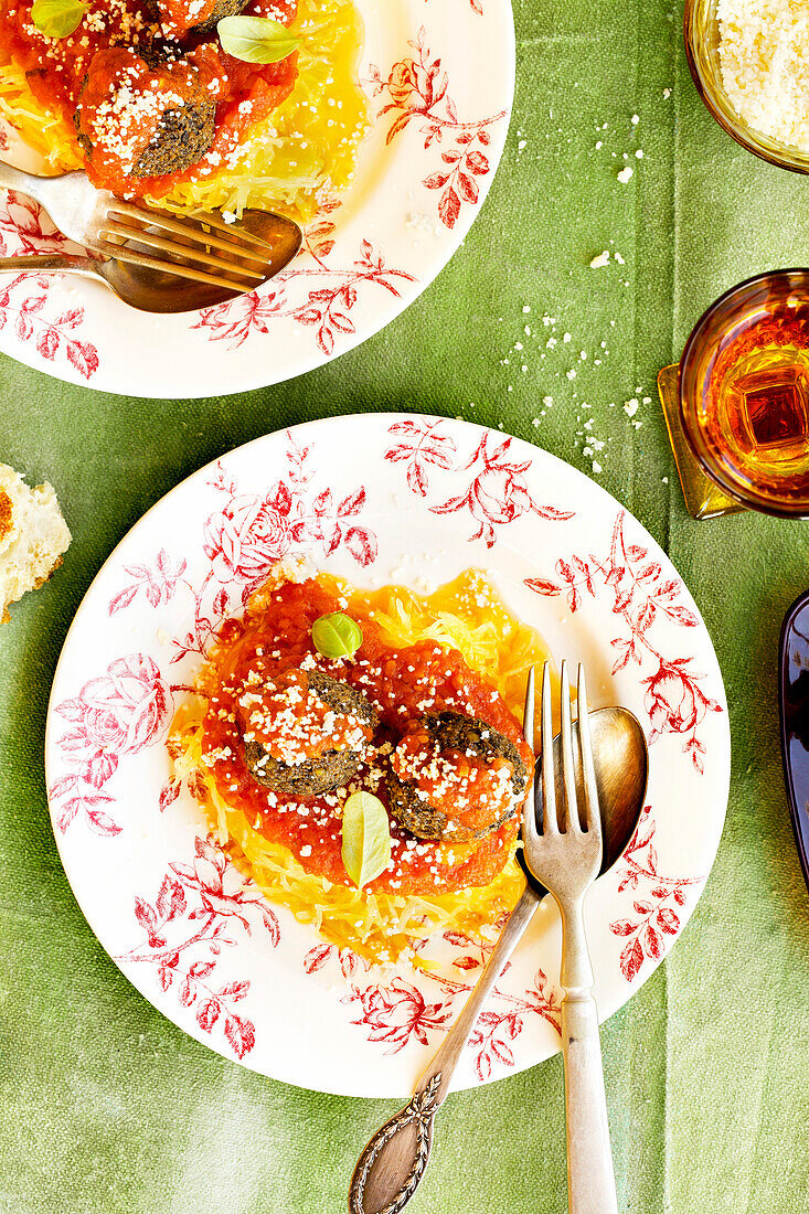 Spaghetti Squash mit hausgemachter Marinara und Linsenfleischbällchen